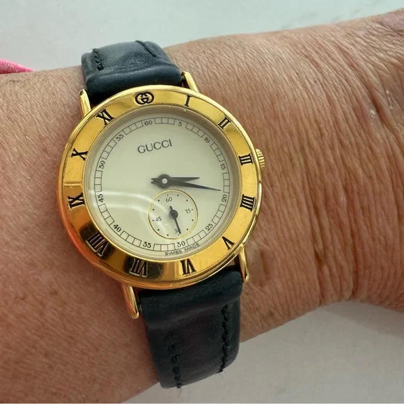 Gucci Vintage 1995 Gold and Black Leather Watch - Picture 2 of 13